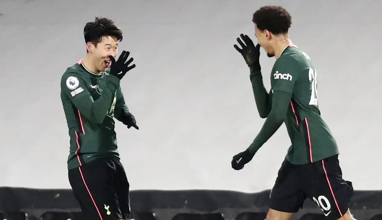 Penyerang Tottenham Hotspur, Son Heung-min melakukan selebrasi bersama Dele Alli saat melawan Fulham pada laga Liga Inggris di Stadion Craven Cottage, Kamis (4/3/2021). Tottenham Hotspur menang dengan skor 1-0. (Neil Hall/Pool via AP)