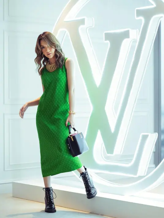 <p>Kreasi outfit yang menarik, Bunga memadukan ankle boots dengan dress panjang. Aksesori dan hand bag yang digunakan memberi tampilan chic nan glamor. [Intagram/bclsinclair]</p>