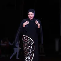 Pesinetron Dewi Sandra merasakan kepuasan batin begitu bisa membantu anak-anak yang berkebutuhan khusus. Belakangan ini, ia berkeliling ke beberapa kota untuk melakukan kegiatan sosial. (Nurwahyunan/Bintang.com)