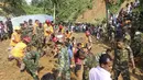 Petugas dan warga mencari warga yang tertimbun longsor di Rangamati, Bangladesh, Rabu (14/6). Pejabat setempat memperingatkan bahwa jumlah korban tewas dapat meningkat setelah longsor susulan. (AP Photo)