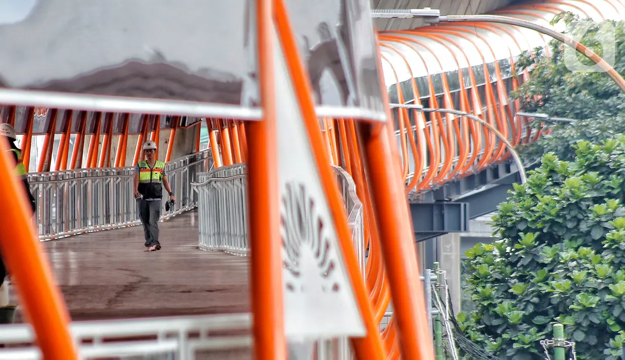 Pekerja saat melakukan perawatan Skybridge Kebayoran Lama, Jakarta Selatan, Kamis (26/1/2023). Pemprov DKI Jakarta akan meresmikan Skybridge Kebayoran Lama yang akan menghubungkan Halte Transjakarta Velbak ke Stasiun Kebayoran Lama. (Liputan6.com/Angga Yuniar)