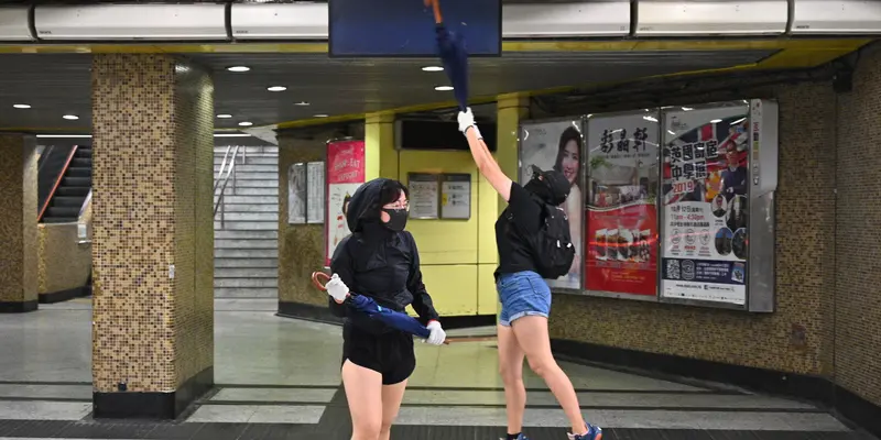 Demonstran Bertopeng Rusak Stasiun MTR Hong Kong