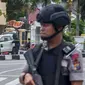 Polisi bersenjata berjaga di sekitar Mapolda Riau, Rabu (16/5). Sekelompok terduga teroris menyerang Mapolda Riau sambil membawa senjata tajam. (WAHYUDI/AFP)