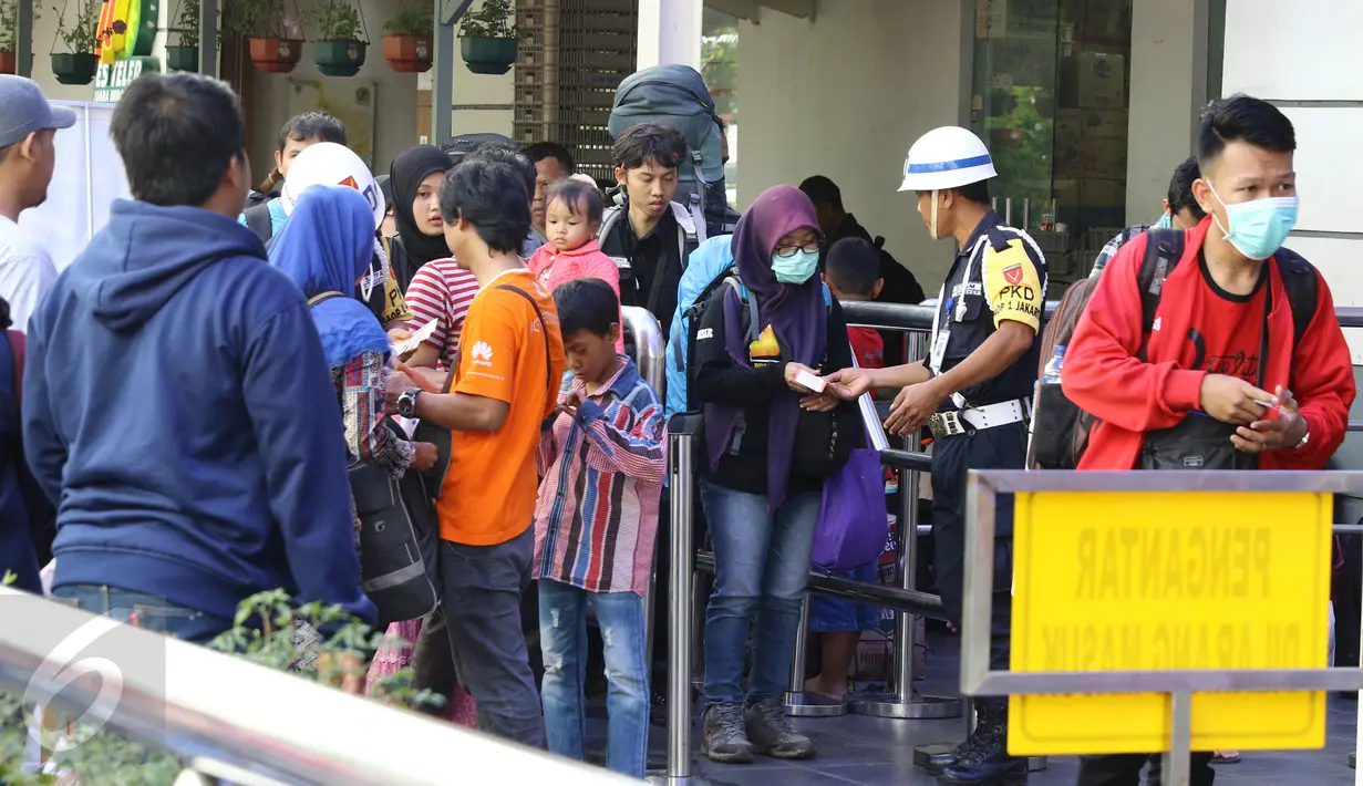 Petugas memeriksa tiket calon penumpang di Stasiun Senen, Jakarta, Sabtu (24/12). PT Kereta Api Indonesia telah memberangkatkan 21806 penumpang perhari ini saat libur Natal 2016 dan Tahun Baru 2017. (Liputan6.com/Herman Zakharia)