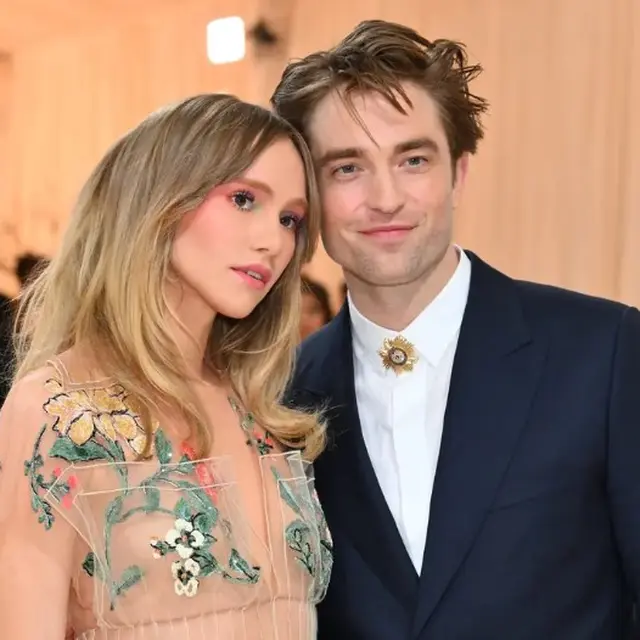 Suki Waterhouse dan Robert Pattinson