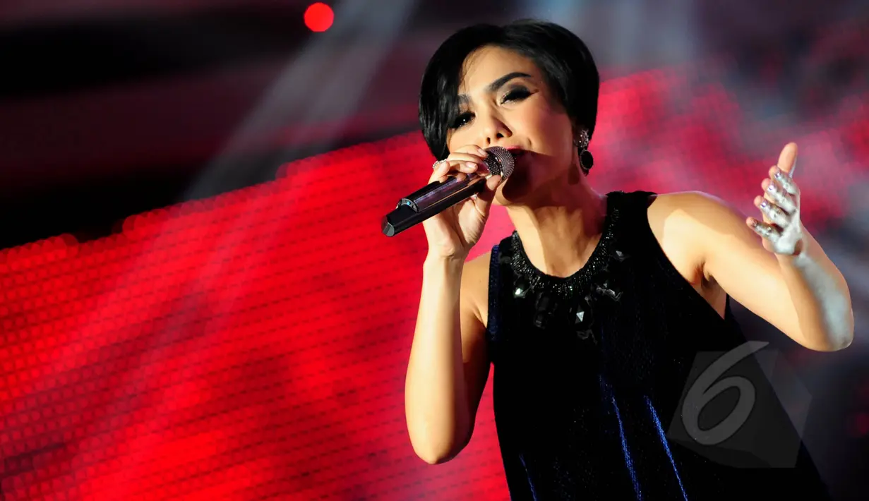 Penyanyi Yuni Shara saat tampil di acara D'Academy 2 Indosiar di Studio 5 Daan Mogot, Jakarta, (8/5/2015). (Liputan6.com/Faisal R Syam)