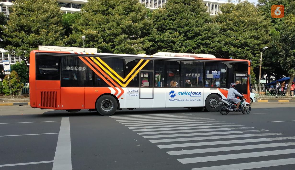 Bus Metro Trans biasanya menggunakan sasis berjenis low dek karena bus ini memiliki pemberhentian berupa halte yang rendah dan terletak dipinggir jalan. Adapun bus ini menggunakan sasis Scania K 250 UB dengan mesin solar 9000cc yang memiliki tenaga hingga 250HP pada 1900rpm dan torsi 1250nm pada 1000-1350rpm.