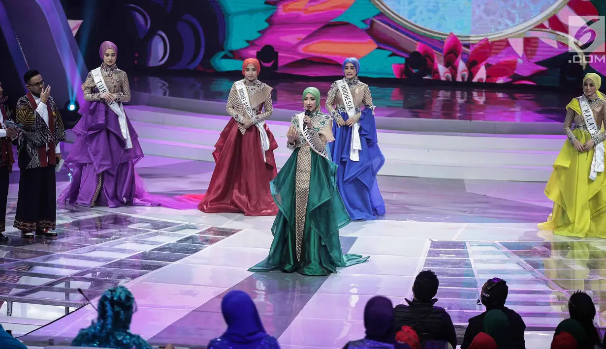 Finalis asal Indonesia menjawab pertanyaan yang diajukan dewan juri dalam malam puncak Puteri Muslimah Asia 2018 di Jakarta, Senin (7/5). (Liputan6.com/Faizal Fanani)