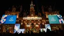 Balai kota Paris mendapatkan dekorasi baru yang terinspirasi dari Olimpiade 2024, di Paris, Selasa (28/11/2023). (Dimitar DILKOFF / AFP)