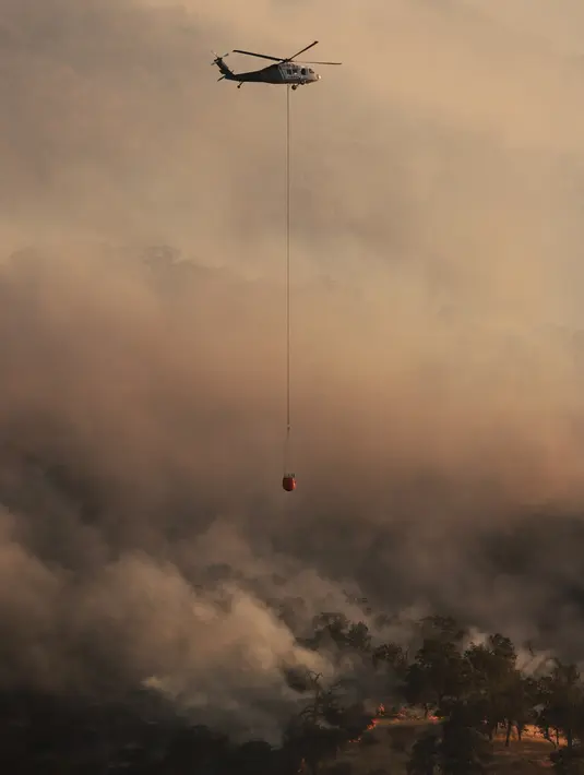Helikopter diterjunkan untuk membantu pemadaman kebakaran lahan Lembah Yokuts di Fresno County dari udara. (David SWANSON/AFP)