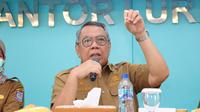 Wali Kota Tangerang Selatan (Tangsel) Benyamin Davnie memastikan, bila OM, pelaku penipuan berkedok proyek fiktif bantuan sosial (Bansos) senilai Rp 1.1 miliar, adalah PNS di wilayahnya. Meski begitu, Benyamin menegaskan, bila yang bersangkutan sudah dibebastugaskan.