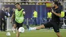 Bintang Real Madrid, Cristiano Ronaldo, melepaskan tendangan saat latihan jelang laga Piala Super Eropa di Stadion National Arena Filip II, Skpje, Senin (7/8/2017). Real Madrid akan bertanding melawan Manchester United. (AP/Boris Grdanoski)