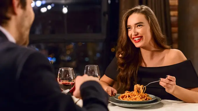 10 Inspirasi First Date Outfit yang Feminin untuk Dinner, Bikin Pasangan Auto Pangling