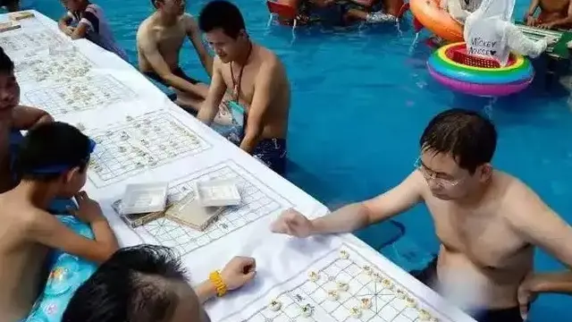 6 Tingkah Orang Berusaha Produktif di Kolam Renang Ini Kocak