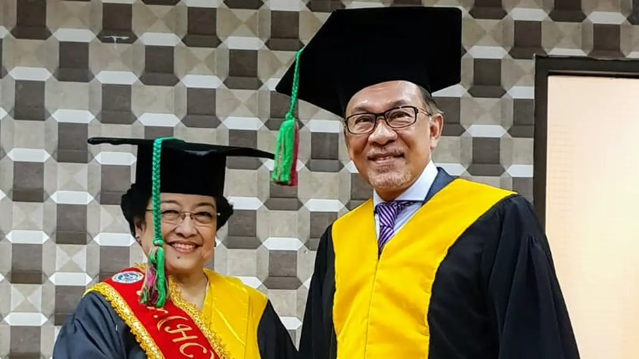 Dato' Seri Anwar Ibrahim berjabat tangan dengan Megawati Soekarnoputri dalam penganugerahan gelar doktor honoris causa dari Universitas Negeri Padang, 29 Oktober 2018 (Liputan6.com/Putu Merta Surya Putra)