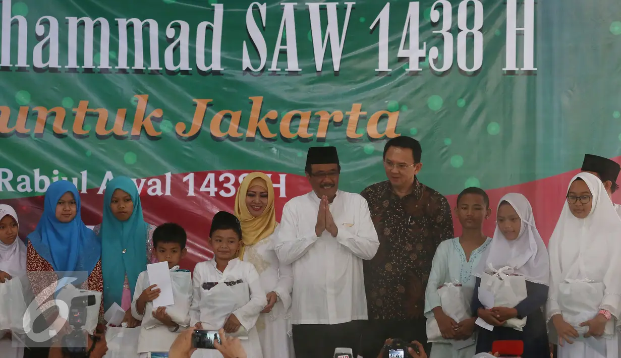 Pasangan cagub dan wagub DKI no. urut dua, Basuki Tjahaja Purnama dan Djarot Saiful Hidayat berfoto bersama usai acara Maulid Nabi Muhammad SAW 1438 H di kediaman Ketua umum Partai PPP Djan Faridz, di Jakarta, Senin (12/12). (Liputan6.com/Johan Tallo)