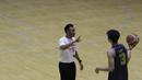 Pelatih junior West Bandits, Cesar Wilhelm, memberikan instruksi saat latihan di Hall Basket Hawks BSD, Tangerang, Senin (21/10). Meski klub amatir, West Bandits serius melakukan pembinaan usia muda. (Bola.com/Vitalis Yogi Trisna)