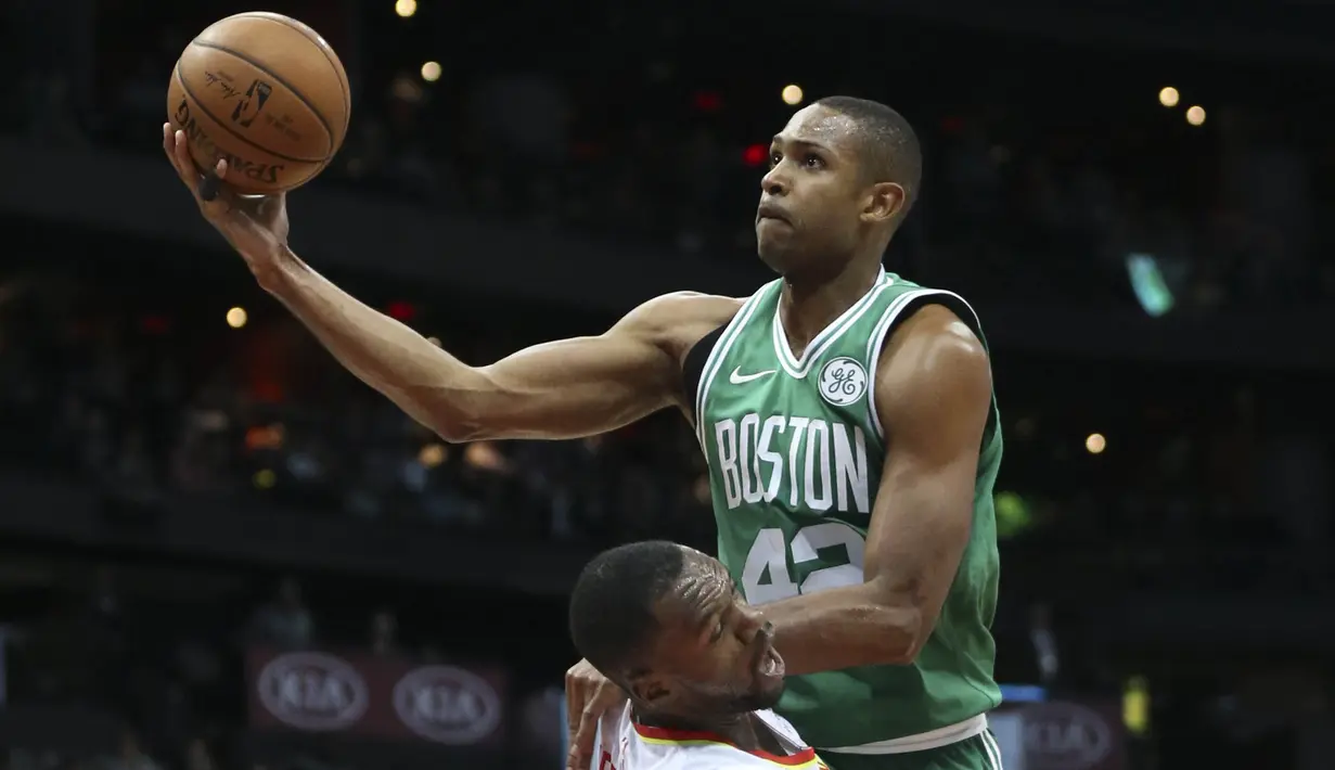 Pabasket Boston Celtics, Al Horford, melakukan lay up saat melawan Atlanta Hawks pada laga NBA di Philips Arena, Atlanta, Senin (6/11/2017). Hawks kalah 107-110 dari Celtics. (AP/John Bazemore)