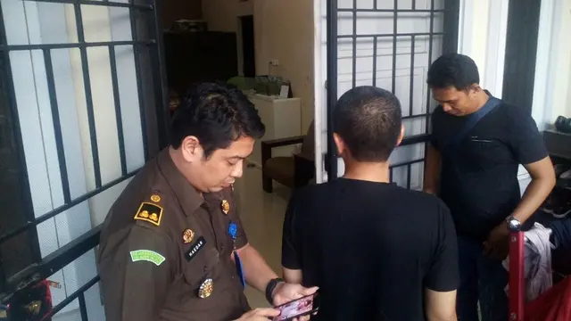 Tim Kejari Makassar Eksekusi Legislator Terpidana Korupsi Bansos Sulsel (Liputan6.com/ Eka Hakim)