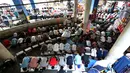 Umat muslim melakukan salat Jumat diantara kios-kios Pedagang Tanah Abang, Jakarta, Jumat (9/6). Dikarenakan membeludaknya jamaah yang ingin beribadah mereka terpaksa melakukan salat di antara kios-kios pasar. (Liputan6.com/Johan Tallo)