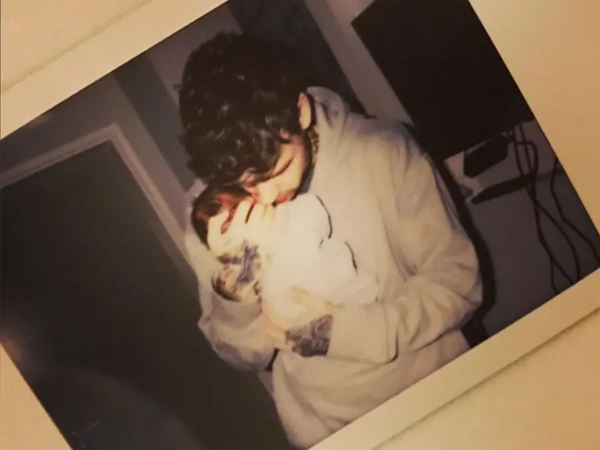 Ketika baby Bear lahir, Cheryl pun mengunggah foto di akun Instagramnya yang memperlihatkan Liam sedang menggendong sang buah hati dan mengumumkan kebahagiaan atas kelahiran Baby Bear. (Instagram/cherylofficial)