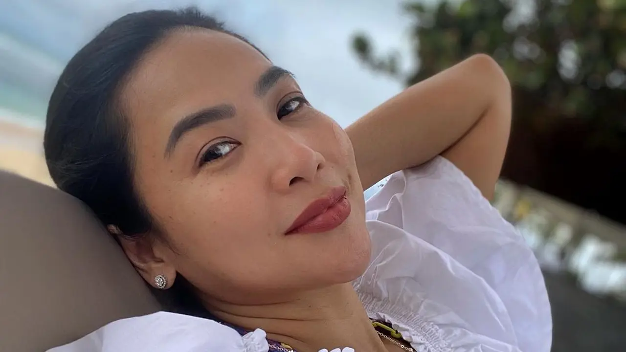 Diam-Diam Sudah Cerai Sejak 2019, Ini 6 Potret Terbaru Feni Rose yang Kian Menawan