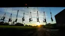 Anggota Teater Sirkus Triko menampilkan tarian hammock di udara dengan menggantung dari Jembatan Mladost di atas Sungai Sava, Zagreb, Kroasia, 11 Juni 2020. (Xinhua/Pixsell/Borna Filic)