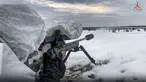 Dalam foto selebaran yang diambil dari video Layanan Pers Kementerian Pertahanan Rusia pada 28 Desember 2022 ini memperlihatkan seorang tentara Rusia ikut serta dalam latihan di lokasi yang tidak ditentukan di Belarusia. (Russian Defense Ministry Press Service via AP)