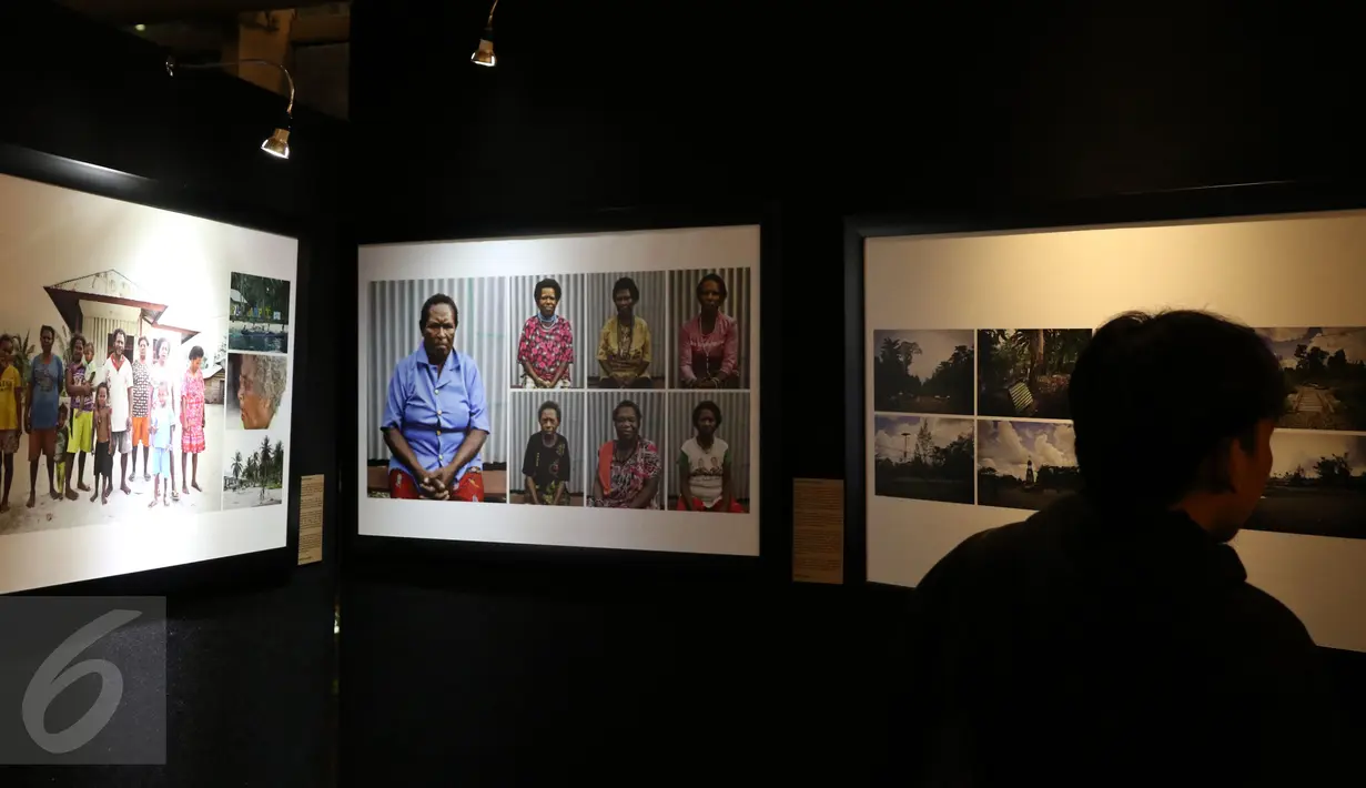 Pengunjung mengamati karya foto pada Pameran Papuaku Papuamu di Kuningan City, Jakarta, Selasa (27/12). Sebanyak 117 karya para pewarta foto ditamplkan dalam 40 bingkai. (Liputan6.com/Helmi Fithriansyah)