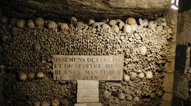 Katakomba Paris (Catacombes de Paris) adalah pemakaman bawah tanah yang berlokasi tepat di bawah kota Paris, Perancis (14/10/2014) (AFP PHOTO / PATRICK KOVARIK)
