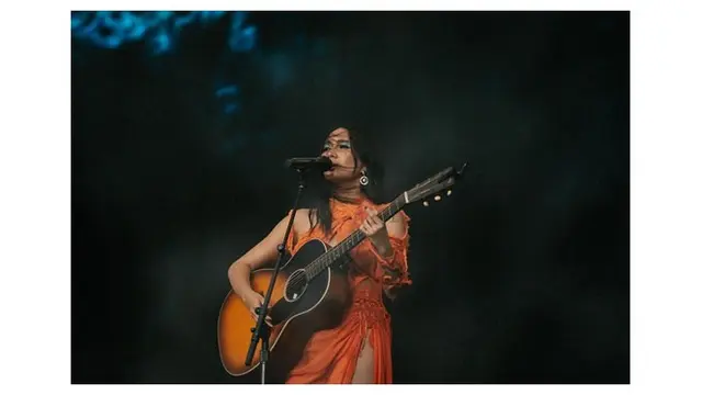7 Gaya Penampilan Niki saat Tampil di Coachella Mingggu Ke-2, Tampil Memukau
