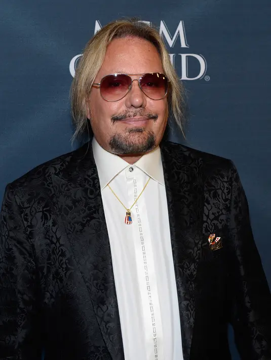 Vince Neil dikenal sebagai penyanyi band legendaris Motley Crue, namun pada 1980-an ia mengemudi dalam keadaan mabuk dan mengakibatkan penumpang di dalam mobil tewas. Vince dipenjara hanya 30 hari dengan tuduhan tersebut. (AFP/Bintang.com)