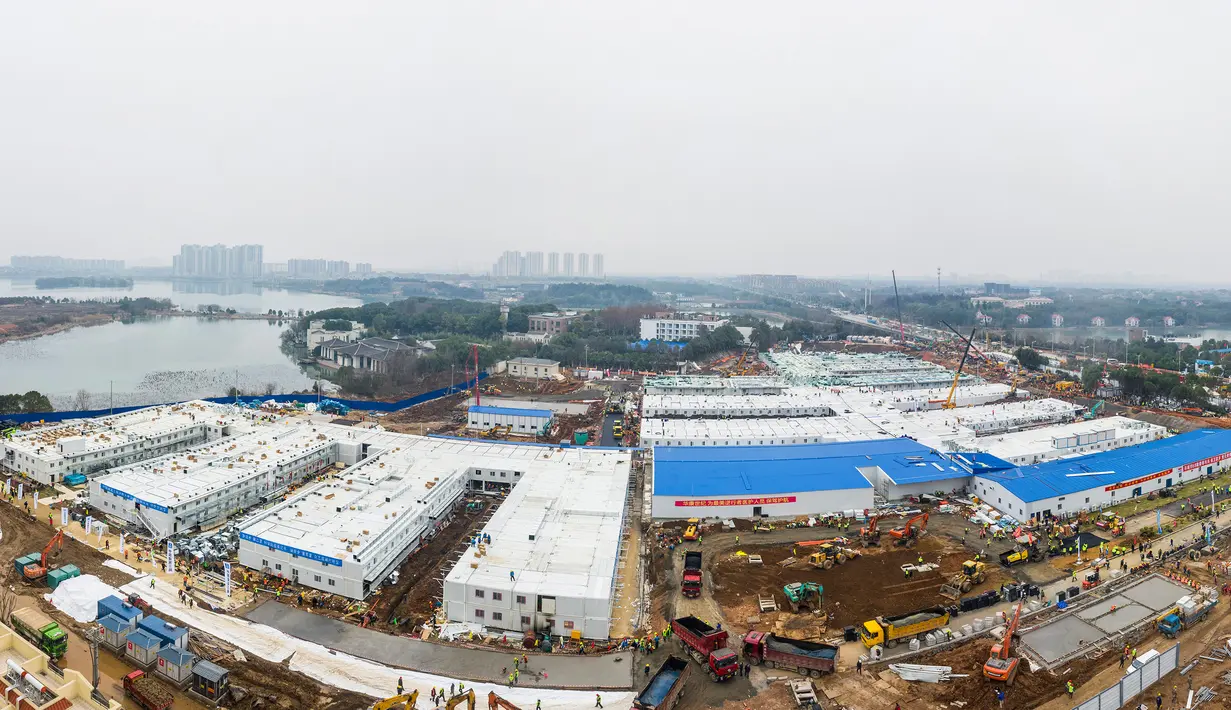 Foto udara menunjukkan rumah sakit Huoshenshan yang berarti Gunung Dewa Apidi Wuhan, provinsi Hubei, China pada Minggu (2/2/2020). Rumah Sakit khusus pasien virus korona dengan 1.000 ranjang pasien yang dibangun hanya dalam delapan hari tersebut telah siap dibuka. (Photo by STR / AFP)