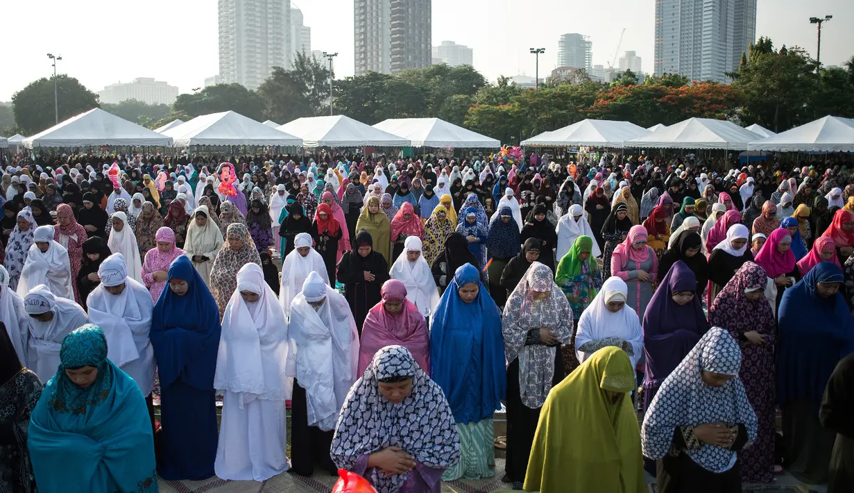 Sejumlah umat muslim melakukan salat Idul Fitri di Grandstand Quirino di Manila, Filipina (25/6). (AFP Photo/Noel Celis)