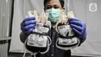 Petugas PMI DKI Jakarta menunjukkan kantong darah saat kegiatan donor darah keliling di Thamrin 10, Jakarta Pusat, Senin (14/3/2022). PMI DKI Jakarta bekerja sama dengan Pasar Jaya Thamrin 10 menggelar donor darah yang dikhususkan untuk pedagang atau pelaku UMKM. (merdeka.com/Iqbal S. Nugroho)
