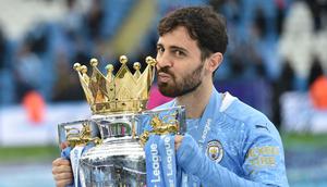Bernardo Silva. Gelandang serang Portugal berusia 28 tahun yang kini menjalani musim ke-6 bersama Manchester City ini total telah meraih 4 gelar Liga Inggris bersama The Citizens sebagai satu-satunya klub yang pernah dan masih dibelanya di Liga Inggris. Empat gelar tersebut diraihnya pada musim 2017/2018, 2018/2019, 2020/2021 dan 2021/2022. Hingga kini ia telah tampil dalam 170 laga di Liga Inggris dengan torehan 31 gol dan 31 assist. (AFP/Pool/Peter Powell)