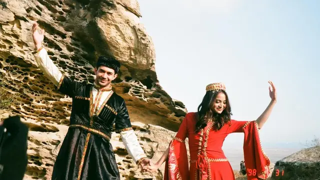 Momen Kompak Reza Rahadian dan Acha Septriasa dalam Film 'Layla dan Majnun'. (Sumber: Instagram/bebytsabina)