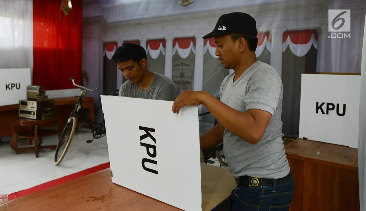 Warga Permata Mansion menyiapkan kotak suara di tempat pemungutan suara (TPS) 30, RW 10, Sawangan, Depok, Jawa Barat, Selasa (16/4). TPS 30 Permata Mansion dibuat dengan nuansa Istana Negara tempo dulu untuk menarik minat warga menyoblos pada Pemilu 2019. (merdeka.com/Imam Buhori)