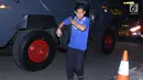 Pemain Persib, Eka Ramdani turun dari kendaraan taktis jelang latihan resmi di Stadion PTIK, Jumat (29/6). Persib akan melakoni laga tandang tunda pekan ke-6 melawan Persija, Sabtu (30/6). (Liputan6.com/Helmi Fithriansyah)