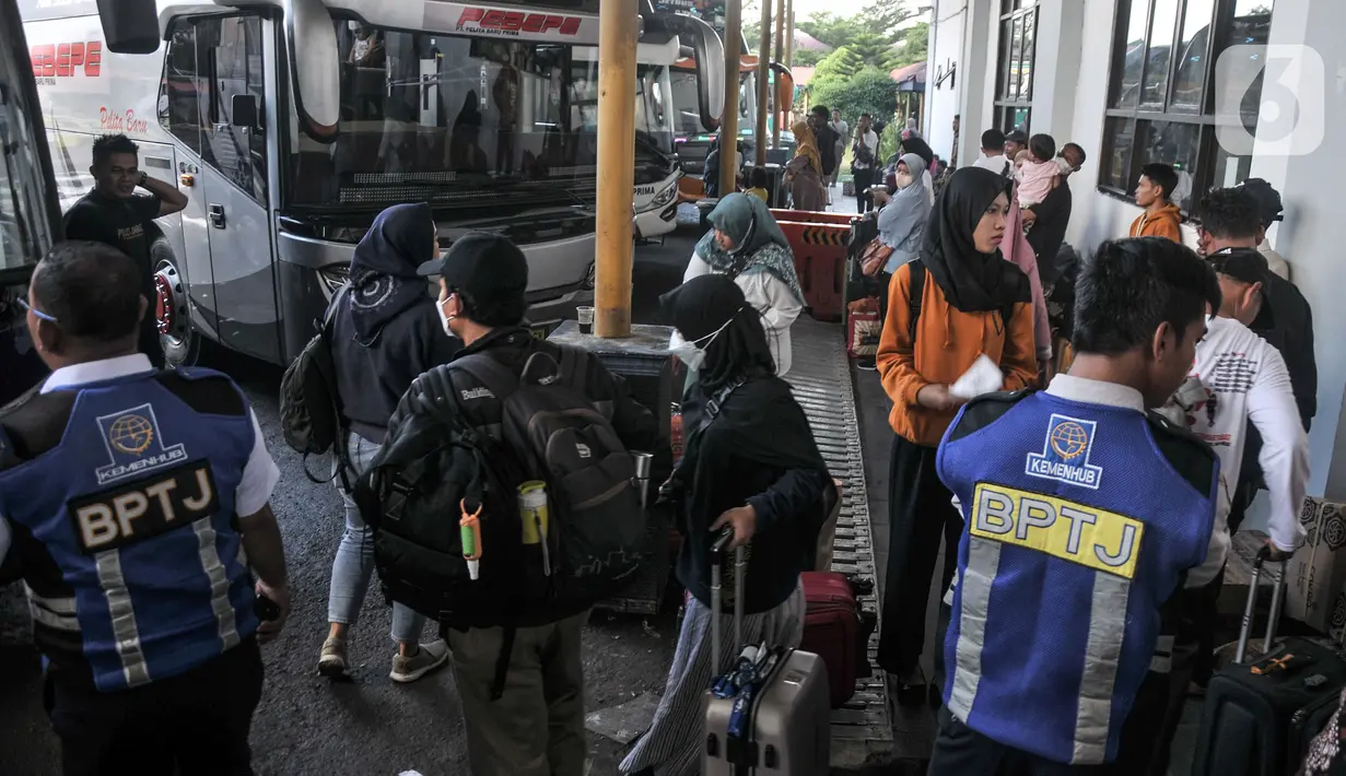 Calon penumpang menunggu jadwal keberangkatan bus antarkota antarprovinsi (AKAP) di Terminal Jatijajar, Depok, Jawa Barat, Minggu (16/4/2023). (merdeka.com/Iqbal S Nugroho)