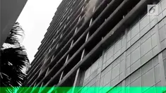 Kebakaran terjadi di apartemen Cityloft Jakarta. Asap terlihat keluar dari dalam gedung saat proses pemadaman berlangsung.