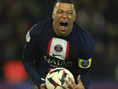 Penyerang Paris Saint-Germain atau PSG, Kylian Mbappe berselebrasi setelah mencetak gol keempat timnya ke gawang Nantes pada pekan ke-26 Ligue 1 atau Liga Prancis 2022-2023 di Parc des Princes, Minggu (5/3/2023) dini hari WIB. PSG sukses memetik kemenangan di lanjutan Ligue 1 2022/2023. (AP Photo/Aurelien Morissard)