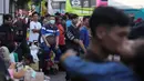 Pada H-3 Idul Fitri 1447 Hijriah, aktivitas di terminal tersebut menunjukkan lonjakan jumlah pemudik berdasarkan data rekapitulasi kegiatan harian. Tampak dalam foto, para calon penumpang menunggu bus yang akan mengangkut mereka menuju kampung halaman menjelang libur Idul Fitri 1447 Hijriah sekaligus menandai berakhirnya bulan suci puasa Ramadan, di terminal Terminal Kalideres, Jakarta, Rabu 18 Maret 2026. (AP Photo/Dita Alangkara)