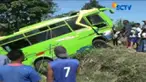 Tabrakan mengakibatkan minibus terguling dengan kondisi bagian depan mobil berada di atas tebing.