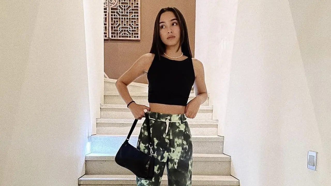 OOTD Kasual Caitlin Halderman Mengenakan Sneakers