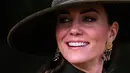 Kate Middleton, Princess of Wales dari Inggris tersenyum usai kebaktian Natal di Sandringham, Norfolk, Inggris pada 25 Desember 2022. Ibu tiga anak ini tampak bergaya dalam balutan coat hijau olive panjang yang bagian bawahnya lebar dari koleksi Alexander McQueen. (AFP/Daniel Leal)