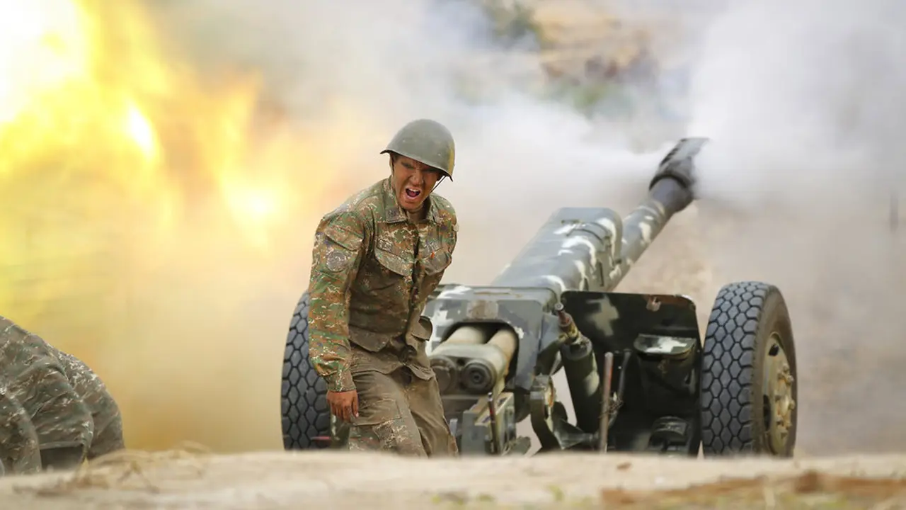 FOTO: Tentara Armenia Tembakkan Meriam ke Azerbaijan