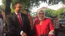 Gubernur DKI Jakarta Anies Baswedan bersama istri saat datang ke pernikahan putri Presiden Jokowi, Kahiyang-Bobby di Gedung Graha Saba Buana, Solo, Rabu (8/11). Anies menegaskan upacara pernikahan itu jauh dari kesan mewah. (Liputan6.com/Lizsa Egeham)