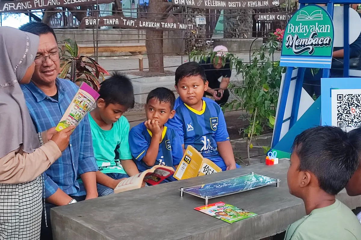 PT Permodalan Nasional Madani (PNM) menerapkan konsep membaca buku gratis sambil berwisata dengan membuka Sudut Literasi di Pantai Bansring Banyuwangi, Jawa Timur.