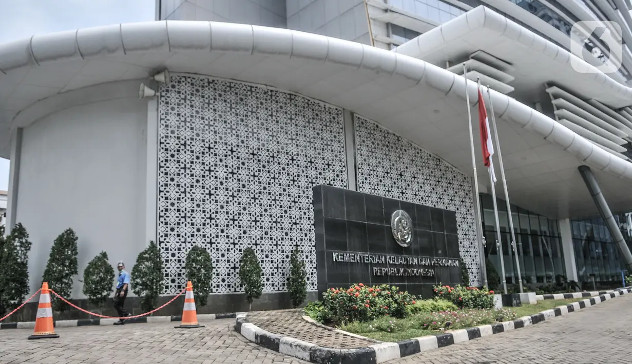 Aktivitas pekerja terlihat di lobi Gedung Mina Bahari KKP, Jakarta, Rabu (25/11/2020). Gedung Mina Bahari KKP dijaga ketat, baik untuk pekerja maupun awak media pasca OTT oleh KPK yang menjerat Menteri KKP Edhy Prabowo di Bandara Soekarno Hatta pada dini hari tadi. (merdeka.com/Iqbal S. Nugroho)